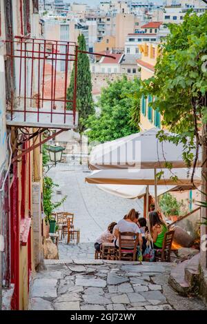 Cafés und Tavernen auf der Mnisikleous Straße im Plaka Bezirk, Athen, Griechenland. Stockfoto