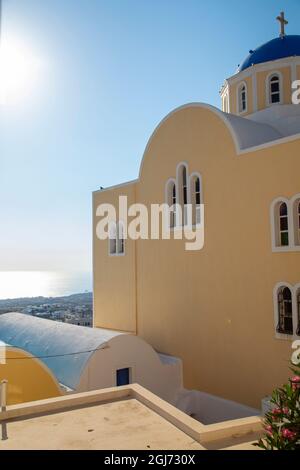 Traditionelle griechisch-orthodoxe Kirche mit blauer Kuppel in Fira, Santorini, Griechenland. Stockfoto