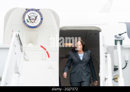 Detroit, USA. Juli 2021. Vizepräsident Kamala Harris landet am Montag, den 12. Juli 2021, auf dem Detroit Metro Wayne Airport in Detroit bei der Auslandepräse der zweiten Luftwaffe. (Offizielles Foto des Weißen Hauses von Lawrence Jackson via Credit: SIPA USA/Alamy Live News Stockfoto