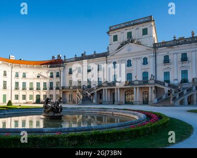 Der Innenhof. Esterhazy Palace auch genannt Eszterhaza oder Fertoed. Teil des UNESCO-Weltkulturerbes Fertoe - Kulturlandschaft Neusiedlersee. Easte Stockfoto