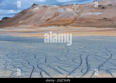 Island, Lake Myvatn District, Hverir Geothermie Gebiet, Schlammflatten. Muster des Trocknungsschlamms in der Nähe der Geothermie. Stockfoto
