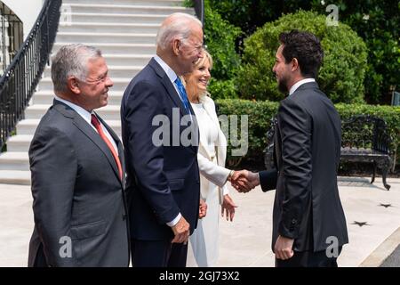 USA. Juli 2021. Präsident Joe Biden und First Lady Jill Biden begrüßen König Abdullah II., Königin Rania und den Kronprinzen Al Hussein bin Abdullah II. Von Jordanien am Montag, den 19. Juli 2021, im Südportal des Weißen Hauses. (Offizielles Foto des Weißen Hauses von Adam Schultz via Credit: SIPA USA/Alamy Live News Stockfoto