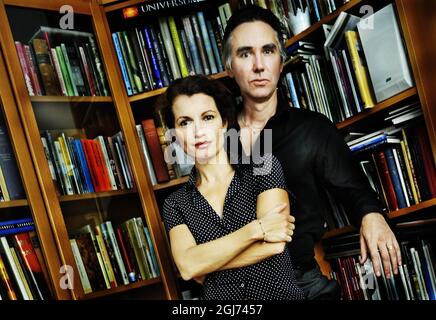 Alexander Ahndoril (R) und Alexandra Coelho Ahndoril. Das Ehepaar Ahndoril wird als Autoren hinter dem Pseudonym Lars Kepler entlarvt. Stockfoto