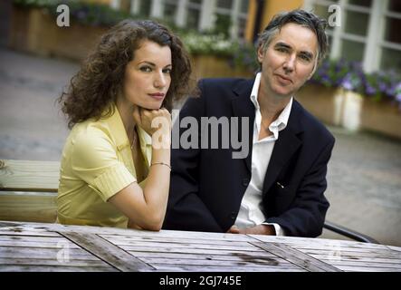 Die Autoren und das Ehepaar Alexandra Coelho Ahndoril und Alexander Ahndoril hinter dem Pseudonym Lars Kepler, der den schwedischen Kriminalroman schrieb, schlugen The Hypnotist. Stockfoto