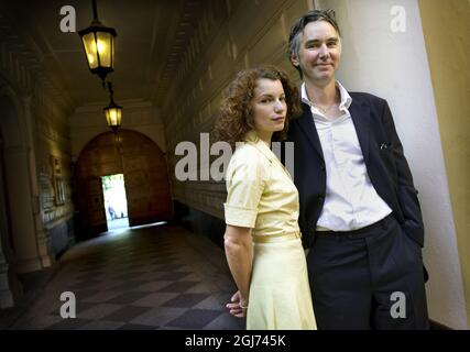 Die Autoren und das Ehepaar Alexandra Coelho Ahndoril und Alexander Ahndoril hinter dem Pseudonym Lars Kepler, der den schwedischen Kriminalroman schrieb, schlugen The Hypnotist. Stockfoto