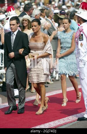 MONTE CARLO 20110702 Prinzessin Stephanie von Monaco und ihre Kinder Louis, Camille und Pauline kommen zur religiösen Hochzeit von Prinz Albert II. Mit Charlene Wittstock am 02. Juli 2011 im Fürstenpalast von Monaco an. Rund 3500 Gäste werden erwartet, die Zeremonie im Haupthof des Palastes zu verfolgen. Foto: Maja Suslin / SCANPIX / Kod 10300 Stockfoto