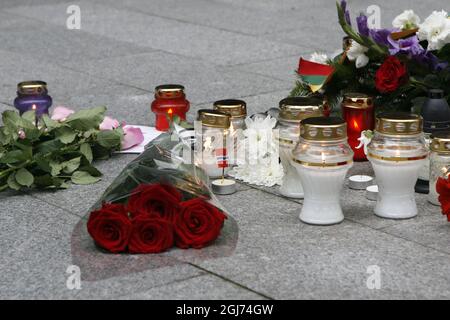 Vilnius 2011-07-23 2011-07-23 Vilnius Litauen. Blumen und Kerzen auf der Botschaft Norwegens und Finnlands in Vilnius am Samstagabend, 23 2011. Juli. Foto: Scanpix Baltics Foto Darius Mataitis / SCANPIX BALTICS / SCANPIX / kod 20985 Ref: ***BETALBild*** Stockfoto