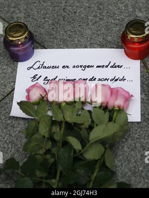 Vilnius 2011-07-23 2011-07-23 Vilnius Litauen. Blumen und Kerzen auf der Botschaft Norwegens und Finnlands in Vilnius am Samstagabend, 23 2011. Juli. Foto: Scanpix Baltics Foto Darius Mataitis / SCANPIX BALTICS / SCANPIX / kod 20985 Ref: ***BETALBild*** Stockfoto