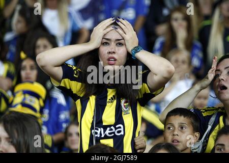 ISTANBUL 2011-09-20 Mehr als 41,000 Frauen und Kinder füllten das Sukrus Saracoglu-Stadion, um Fenerbahce beim Fußballspiel der Turkish League in Istanbul, Türkei, am Dienstag, den 20. September, beim Spiel gegen Manisapor zuzusehen. 2011. Die Türkei hat eine radikale Lösung für die Bekämpfung von Massengewalt bei Fußballspielen entwickelt, die Männer verbieten und nur Frauen und Kinder hereinlassen. Nach den neuen Regeln, die vom türkischen Fußballverband angenommen wurden, dürfen nur Frauen und Kinder unter 12 Jahren kostenlos Spiele mit Teams anschauen, die für widerspenstiges Verhalten ihrer Fans sanktioniert wurden. Fenerbahce wurde angewiesen, zwei Stunden zu spielen Stockfoto