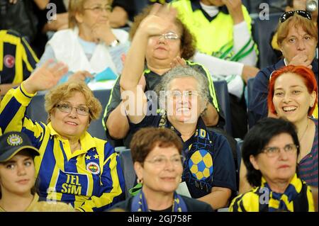 ISTANBUL 2011-09-20 Mehr als 41,000 Frauen und Kinder füllten das Sukrus Saracoglu-Stadion, um Fenerbahce beim Fußballspiel der Turkish League in Istanbul, Türkei, am Dienstag, den 20. September, beim Spiel gegen Manisapor zuzusehen. 2011. Die Türkei hat eine radikale Lösung für die Bekämpfung von Massengewalt bei Fußballspielen entwickelt, die Männer verbieten und nur Frauen und Kinder hereinlassen. Nach den neuen Regeln, die vom türkischen Fußballverband angenommen wurden, dürfen nur Frauen und Kinder unter 12 Jahren kostenlos Spiele mit Teams anschauen, die für widerspenstiges Verhalten ihrer Fans sanktioniert wurden. Fenerbahce wurde angewiesen, zwei Stunden zu spielen Stockfoto