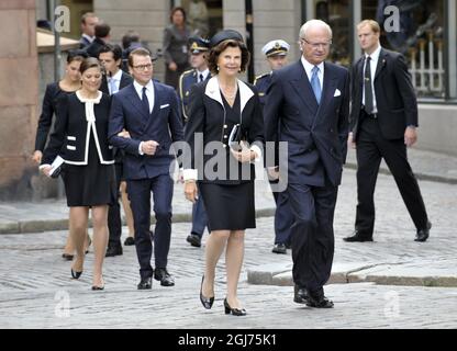 König Carl Gustaf und Königin Silvia werden vor der Eröffnung des Parlaments in Stockholm, Schweden, am 15. September 2011 den Gottesdienst verlassen sehen. Es folgen Prinz Daniel und Kronprinzessin Victoria sowie Prinz Carl Philip und Prinzessin Madeleine. Stockfoto