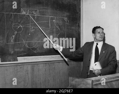 STOCKHOLM 1957-06-06 Nationalmannschaftstrainer George Raynor erklärt Fußballtaktiken an der Tafel im Lillsveds Bildungszentrum außerhalb von Stockholm. George Raynor (1907-1985), englischer Fußballspieler und Manager. In den Jahren 1940 und 1950 war er Trainer der schwedischen Fußballnationalmannschaft. Er führte sie 1948 zum olympischen Gold und 1952 zur olympischen Bronze. Bei der WM gelang es ihm, Schweden 1950 zu Bronze und 1958 Silber zu holen. Stockfoto