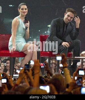 STOCKHOLM 2011-10-28 die Schauspieler Ashley Greene (L) und Robert Pattinson werden am 28. Oktober 2011 während eines „Twilight Fan Events“ im Hovet-Stadion in Stockholm, Schweden, interviewt. Tausende von Fans nahmen an der Gala Teil, bei der der vierte Twilight-Film „Twilight Saga: Breaking Dawn“ am Freitag gefördert wurde. Foto: Leif R Jansson / SCANPIX / Code 10020 Stockfoto