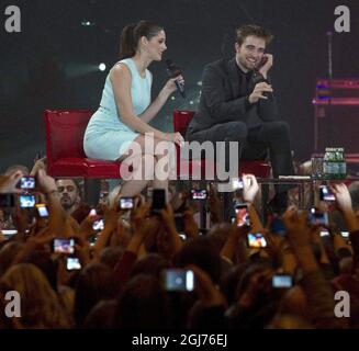 STOCKHOLM 2011-10-28 die Schauspieler Ashley Greene (L) und Robert Pattinson werden am 28. Oktober 2011 während eines „Twilight Fan Events“ im Hovet-Stadion in Stockholm, Schweden, interviewt. Tausende von Fans nahmen an der Gala Teil, bei der der vierte Twilight-Film „Twilight Saga: Breaking Dawn“ am Freitag gefördert wurde. Foto: Leif R Jansson / SCANPIX / Code 10020 Stockfoto