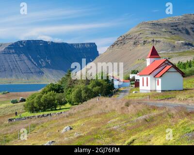 Myrafell und Kirche. Landschaft am Dyrafjordur Fjord. Die abgelegenen Westfjorde (Vestfirdir) im Nordwesten Islands. (Nur Für Redaktionelle Zwecke) Stockfoto