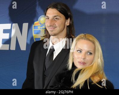 STOCKHOLM2011-11-07 der schwedische AC-Mailänder Fußballspieler Zlatan Ibrahimovic kommt mit seiner Frau Helena Seger zur schwedischen Fußballgala in der Globe Arena in Stockholm, Schweden, am Montag, den 07. November 2011. Pto: Anders Wiklund / SCANPIX / Kod 10040 Stockfoto