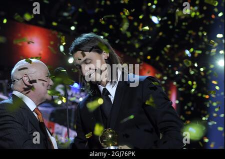 STOCKHOLM2011-11-07 der schwedische AC-Mailänder Fußballspieler Zlatan Ibrahimovic erhält am Montag, den 11. November 2011, bei der schwedischen Fußballgala in der Globe Arena in Stockholm, Schweden, den Golden Ball Award. Ibrahimovic gewann zum sechsten Mal den Golden Ball Award. Foto: Janerik Henriksson / SCANPIX / Code 10010 Stockfoto