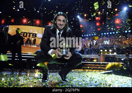 STOCKHOLM2011-11-07 der schwedische AC-Mailänder Fußballspieler Zlatan Ibrahimovic stellt sich am Montag, den 11. November 2011, bei der schwedischen Fußballgala in der Globe Arena in Stockholm, Schweden, mit dem Golden Ball Award vor. Ibrahimovic gewann zum sechsten Mal den Golden Ball Award. Foto: Janerik Henriksson / SCANPIX / Code 10010 Stockfoto