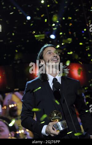 STOCKHOLM2011-11-07 der schwedische AC-Mailänder Fußballspieler Zlatan Ibrahimovic stellt sich am Montag, den 11. November 2011, bei der schwedischen Fußballgala in der Globe Arena in Stockholm, Schweden, mit dem Golden Ball Award vor. Ibrahimovic gewann zum sechsten Mal den Golden Ball Award. Foto: Janerik Henriksson / SCANPIX / Code 10010 Stockfoto