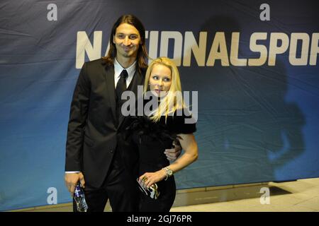 STOCKHOLM2011-11-07 der schwedische AC-Mailänder Fußballspieler Zlatan Ibrahimovic kommt mit seiner Frau Helena Seger zur schwedischen Fußballgala in der Globe Arena in Stockholm, Schweden, am Montag, den 07. November 2011. Pto: Anders Wiklund / SCANPIX / Kod 10040 Stockfoto