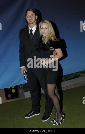 STOCKHOLM2011-11-07 der schwedische AC-Mailänder Fußballspieler Zlatan Ibrahimovic kommt mit seiner Frau Helena Seger zur schwedischen Fußballgala in der Globe Arena in Stockholm, Schweden, am Montag, den 07. November 2011. Pto: Anders Wiklund / SCANPIX / Kod 10040 Stockfoto