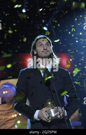 STOCKHOLM2011-11-07 der schwedische AC-Mailänder Fußballspieler Zlatan Ibrahimovic stellt sich am Montag, den 11. November 2011, bei der schwedischen Fußballgala in der Globe Arena in Stockholm, Schweden, mit dem Golden Ball Award vor. Ibrahimovic gewann zum sechsten Mal den Golden Ball Award. Foto: Janerik Henriksson / SCANPIX / Code 10010 Stockfoto