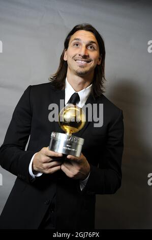 STOCKHOLM2011-11-07 der schwedische AC-Mailänder Fußballspieler Zlatan Ibrahimovic stellt sich am Montag, den 11. November 2011, bei der schwedischen Fußballgala in der Globe Arena in Stockholm, Schweden, mit dem Golden Ball Award vor. Ibrahimovic gewann zum sechsten Mal den Golden Ball Award. Pto: Anders Wiklund / SCANPIX / Kod 10040 Stockfoto