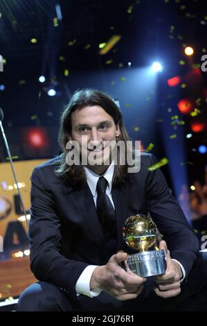 STOCKHOLM2011-11-07 der schwedische AC-Mailänder Fußballspieler Zlatan Ibrahimovic stellt sich am Montag, den 11. November 2011, bei der schwedischen Fußballgala in der Globe Arena in Stockholm, Schweden, mit dem Golden Ball Award vor. Ibrahimovic gewann zum sechsten Mal den Golden Ball Award. Foto: Janerik Henriksson / SCANPIX / Code 10010 Stockfoto