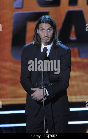 STOCKHOLM2011-11-07 der schwedische AC-Mailänder Fußballspieler Zlatan Ibrahimovic spricht, nachdem er am Montag, den 07. November 2011, bei der schwedischen Fußballgala in der Globe Arena in Stockholm, Schweden, den Preis für den Vorwärtszug des Jahres erhalten hat. Pto: Anders Wiklund / SCANPIX / Kod 10040 Stockfoto