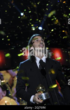 STOCKHOLM2011-11-07 der schwedische AC-Mailänder Fußballspieler Zlatan Ibrahimovic stellt sich am Montag, den 11. November 2011, bei der schwedischen Fußballgala in der Globe Arena in Stockholm, Schweden, mit dem Golden Ball Award vor. Ibrahimovic gewann zum sechsten Mal den Golden Ball Award. Foto: Janerik Henriksson / SCANPIX / Code 10010 Stockfoto