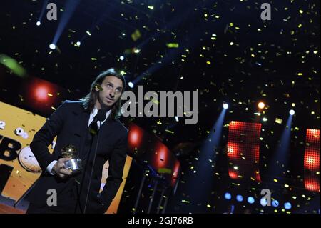 STOCKHOLM2011-11-07 der schwedische AC-Mailänder Fußballspieler Zlatan Ibrahimovic stellt sich am Montag, den 11. November 2011, bei der schwedischen Fußballgala in der Globe Arena in Stockholm, Schweden, mit dem Golden Ball Award vor. Ibrahimovic gewann zum sechsten Mal den Golden Ball Award. Foto: Janerik Henriksson / SCANPIX / Code 10010 Stockfoto