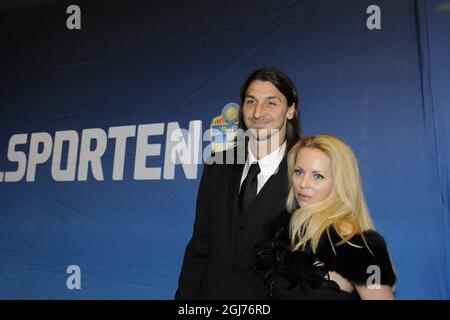 STOCKHOLM2011-11-07 der schwedische AC-Mailänder Fußballspieler Zlatan Ibrahimovic kommt mit seiner Frau Helena Seger zur schwedischen Fußballgala in der Globe Arena in Stockholm, Schweden, am Montag, den 07. November 2011. Pto: Anders Wiklund / SCANPIX / Kod 10040 Stockfoto