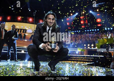 STOCKHOLM2011-11-07 der schwedische AC-Mailänder Fußballspieler Zlatan Ibrahimovic stellt sich am Montag, den 11. November 2011, bei der schwedischen Fußballgala in der Globe Arena in Stockholm, Schweden, mit dem Golden Ball Award vor. Ibrahimovic gewann zum sechsten Mal den Golden Ball Award. Foto: Janerik Henriksson / SCANPIX / Code 10010 Stockfoto