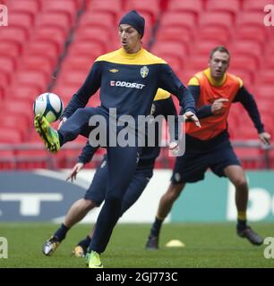 LONDON 2011-11-14 Zlatan Ibrahimovic (AC Mailand) in Aktion beim Training der schwedischen Fußballnationalmannschaft in London, England, 14. November 2011. Schweden trifft sich am Dienstag in einem Freundschaftstreffen mit England. Foto Jonas EkstrÃ¶mer / SCANPIX kod 10030 Stockfoto