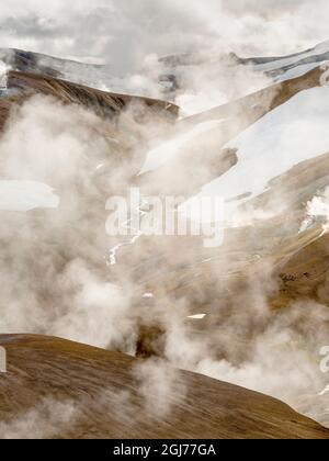 Landschaft im geothermischen Gebiet von Hveradalir in den Bergen des Kerlingarfjolls im Hochland Islands. Stockfoto