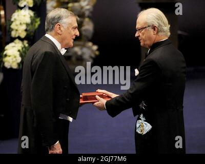 STOCKHOLM 2011-12-10 Professor Dan Shechtman vom Technion – Israel Institute of Technology, Haifa, Israel, erhält den Nobelpreis für Chemie 2011 von König Carl Gustaf von Schweden während der Nobelpreisverleihung in der Konzerthalle von Stockholm, Schweden, am 10. Dezember 2011. Professor Shechtman erhielt den Preis für „die Entdeckung von Quasikristallen“. Foto: Anders Wiklund / SCANPIX kod 10040 Stockfoto