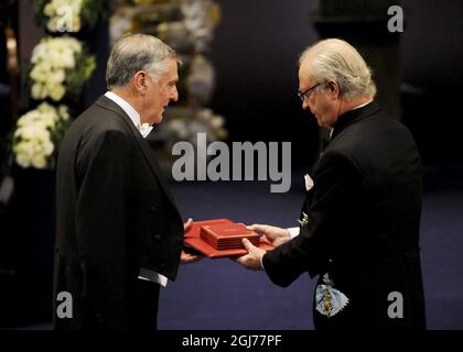 STOCKHOLM 2011-12-10 Professor Dan Shechtman vom Technion – Israel Institute of Technology, Haifa, Israel, erhält den Nobelpreis für Chemie 2011 von König Carl Gustaf von Schweden während der Nobelpreisverleihung in der Konzerthalle von Stockholm, Schweden, am 10. Dezember 2011. Professor Shechtman erhielt den Preis für „die Entdeckung von Quasikristallen“. Foto: Anders Wiklund / SCANPIX kod 10040 Stockfoto