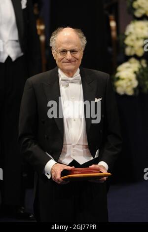 STOCKHOLM 2011-12-10 Professor Thomas J. Sargent von der New York University, New York, NY, USA erhält den Sveriges Riksbank Prize in Economic Sciences in Memory of Alfred Nobel 2011 von König Carl Gustaf von Schweden während der Nobelpreisverleihung in der Konzerthalle von Stockholm, Schweden, am 10. Dezember, 2011. Professor Sargent erhielt den Preis für „HIS für ihre empirischen Forschungen zu Ursache und Wirkung in der Makroökonomie“ Foto: Anders Wiklund / SCANPIX kod 10040 Stockfoto