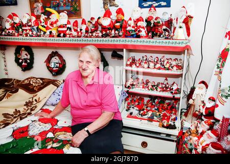 STOCKHOLM 2012-01-02 Frau Siv-Britt Hoglund in ihrer Wohnung in Stockholm, Schweden, 12. Dezember 2011. Frau Hoglund ist eine begeisterte Sammlerin von Santa«und über 200 SantaÕs lebt in ihrer kleinen Wohnung in einem Vorort von Stockholm. Foto Nicklas Thegerstrom / DN / SCANPIX / Kod 3000 Stockfoto