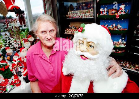 STOCKHOLM 2012-01-02 Frau Siv-Britt Hoglund in ihrer Wohnung in Stockholm, Schweden, 12. Dezember 2011. Frau Hoglund ist eine begeisterte Sammlerin von Santa«und über 200 SantaÕs lebt in ihrer kleinen Wohnung in einem Vorort von Stockholm. Foto Nicklas Thegerstrom / DN / SCANPIX / Kod 3000 Stockfoto