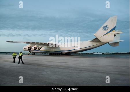 STOCKHOLM 2012-01-05 das größte Flugzeug der Welt, Antonov AN-255, wird während eines Aufenthalts am Flughafen Stockholm-Arlanda in Schweden am 5. Januar 2012 gesehen. Foto: Lars Pehrson / SVD / SCANPIX / Kod: 30152 ** AUS SCHWEDEN HERAUS** Stockfoto