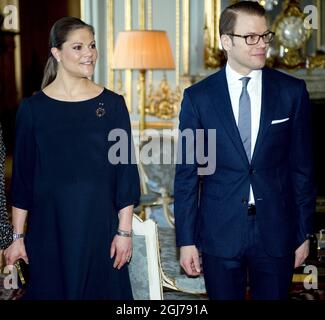 STOCKHOLM 2012-02-21 Kronprinzessin Victoria und Prinz Daniel werden während eines Empfangs für die finnische Präsidentin Tarja Halonen am 21. Februar 2012 im Königlichen Palast in Stockholm, Schweden, gesehen. Foto: Pontus Lundahl / SCANPIX / kod 10050 Stockfoto