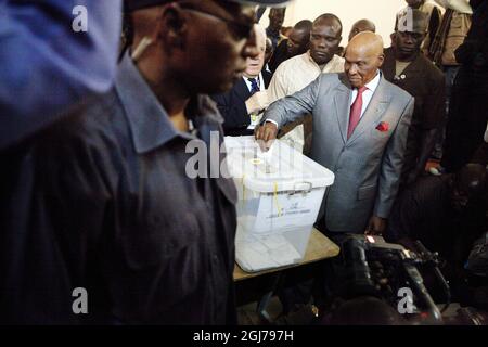 SENEGAL 2012-02-26 Senegals Präsident Abdoulaye Wade stimmt im Wahllokal im Vorort Point E in Dakar, Senegal, am 26. Februar 2012 ab. Foto: Malin Palm / SCANPIX kod 10556 ** BETALBILD ** Stockfoto