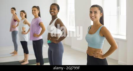 Porträt lächelnder Frauen beim Training im Fitnessstudio Stockfoto