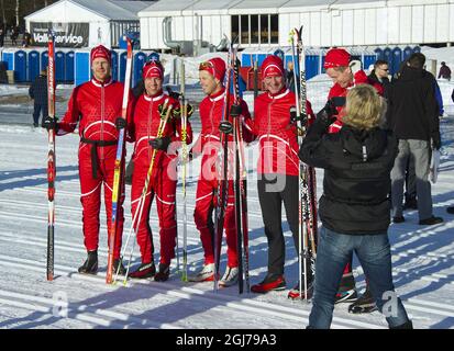 SALEN 2012-03-03 Kronprinz Frederik von Dänemark bereitete sich am Samstag in Salen, Schweden, vor, wo der Start des Langlaufrennens Vasaloppet in den letzten zwei Jahren stattfinden wird. Er fotografierte sich mit seinem iPhone, bevor er sich wechselte und ging zu einer Übungsrunde mit Bodyguards und Freunden. Der schwedischen Nachrichtenzeitung Expressen sagte er: Ich freue mich auf das Rennen. Ich hoffe, dass ich innerhalb von sieben Stunden das Ziel erreichen kann. Wir haben nicht viel Schnee in Dänemark, aber ich habe viel auf Rollskiern trainiert. Dies ist eine fantastische Veranstaltung, an der ich mich freuen kann. Das Wetter und die Umgebung Stockfoto