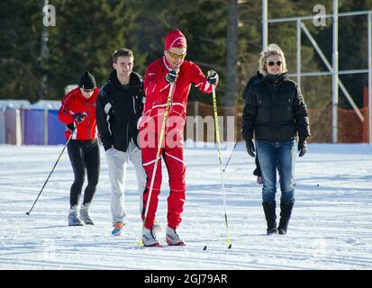 SALEN 2012-03-03 Kronprinz Frederik von Dänemark bereitete sich am Samstag in Salen, Schweden, vor, wo der Start des Langlaufrennens Vasaloppet in den letzten zwei Jahren stattfinden wird. Er fotografierte sich mit seinem iPhone, bevor er sich wechselte und ging zu einer Übungsrunde mit Bodyguards und Freunden. Der schwedischen Nachrichtenzeitung Expressen sagte er: Ich freue mich auf das Rennen. Ich hoffe, dass ich innerhalb von sieben Stunden das Ziel erreichen kann. Wir haben nicht viel Schnee in Dänemark, aber ich habe viel auf Rollskiern trainiert. Dies ist eine fantastische Veranstaltung, an der ich mich freuen kann. Das Wetter und die Umgebung Stockfoto