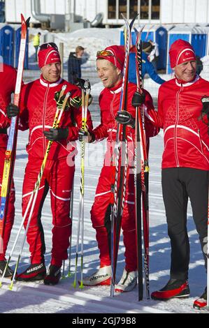 SALEN 2012-03-03 Kronprinz Frederik von Dänemark bereitete sich am Samstag in Salen, Schweden, vor, wo der Start des Langlaufrennens Vasaloppet in den letzten zwei Jahren stattfinden wird. Er fotografierte sich mit seinem iPhone, bevor er sich wechselte und ging zu einer Übungsrunde mit Bodyguards und Freunden. Der schwedischen Nachrichtenzeitung Expressen sagte er: Ich freue mich auf das Rennen. Ich hoffe, dass ich innerhalb von sieben Stunden das Ziel erreichen kann. Wir haben nicht viel Schnee in Dänemark, aber ich habe viel auf Rollskiern trainiert. Dies ist eine fantastische Veranstaltung, an der ich mich freuen kann. Das Wetter und die Umgebung Stockfoto