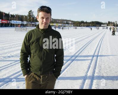 SALEN 2012-03-03 Kronprinz Frederik von Dänemark bereitete sich am Samstag in Salen, Schweden, vor, wo der Start des Langlaufrennens Vasaloppet in den letzten zwei Jahren stattfinden wird. Er fotografierte sich mit seinem iPhone, bevor er sich wechselte und ging zu einer Übungsrunde mit Bodyguards und Freunden. Der schwedischen Nachrichtenzeitung Expressen sagte er: Ich freue mich auf das Rennen. Ich hoffe, dass ich innerhalb von sieben Stunden das Ziel erreichen kann. Wir haben nicht viel Schnee in Dänemark, aber ich habe viel auf Rollskiern trainiert. Dies ist eine fantastische Veranstaltung, an der ich mich freuen kann. Das Wetter und die Umgebung Stockfoto