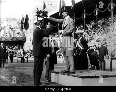 DATEI 1912 der schwedische König Gustaf V schmückt den Sieger des Speerwurfs Erik Lemming (SWE) bei den Olympischen Spielen in Stockholm 1912. Foto:Scanpix Historical/ Kod:1900 Scanpix SCHWEDEN Stockfoto