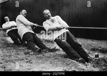 DATEI 1912 Schwedens Tauziehen-Team übt für die Olympischen Spiele 1912. Nur zwei teilnehmenden Teams: England und Schweden. Schweden gewann das Gold. Das Team bestand aus Polizisten aus Stockholm und Göteborg, ergänzt durch einen Fischer aus Sandhamn. Das englische Team bestand aus Polizisten aus London. Foto:Scanpix Historical/ Kod:1900 Scanpix SCHWEDEN Stockfoto